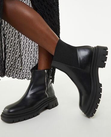 Chaussures femme : Bottines noires vernies à talons carré et à bouts pointus