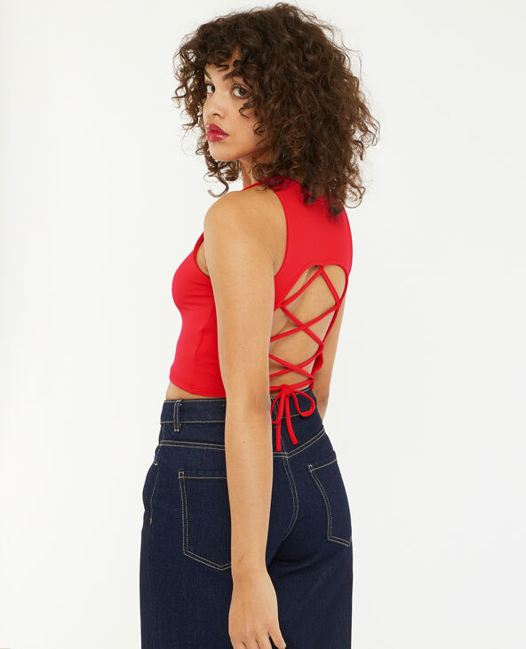 Top court avec cut out et laçage dos rouge - Pimkie