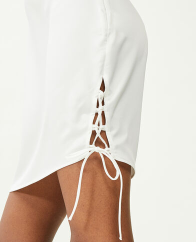 Robe courte satinée avec laçage blanc - Pimkie