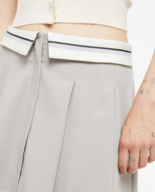 Jupe courte plissée avec ceinture fantaisie gris clair - Pimkie