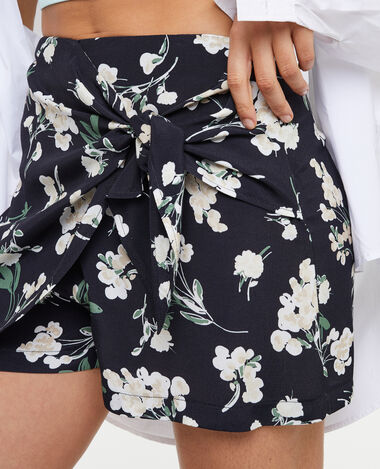 Jupe-short en tissu fluide motif fleurs noir - Pimkie