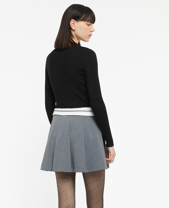 Jupe courte plissée avec ceinture fantaisie gris foncé - Pimkie