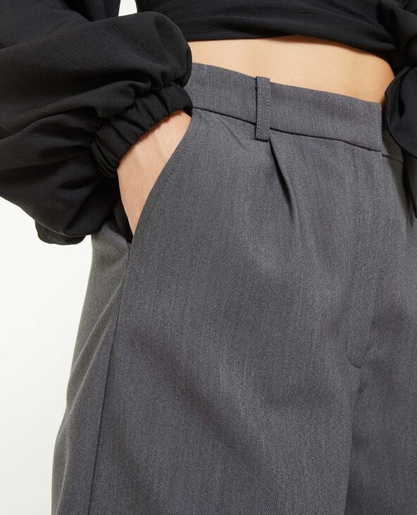 Short taille haute avec pinces  gris foncé - Pimkie