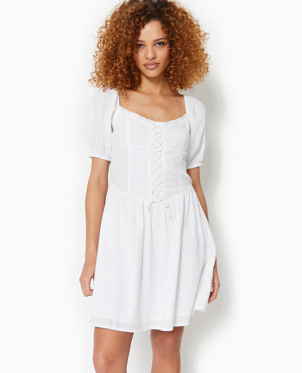 Robe courte avec laçage et smocks blanc - Pimkie