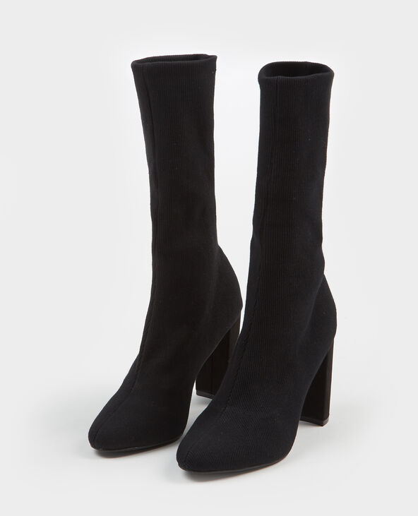 Bottes sales noires chaussettes