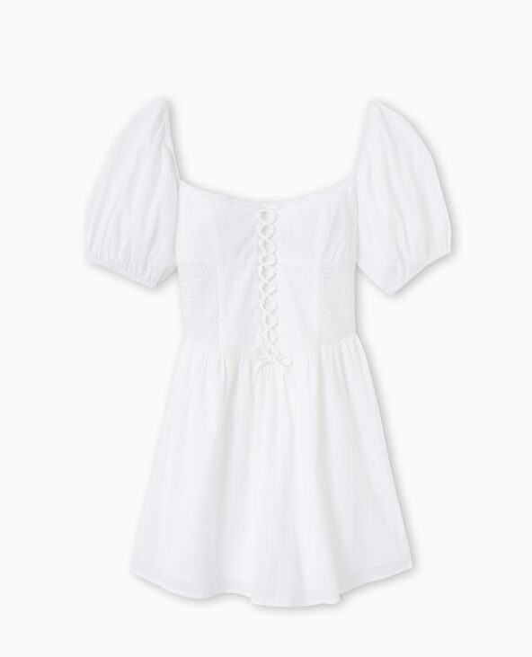 Robe courte avec laçage et smocks blanc - Pimkie