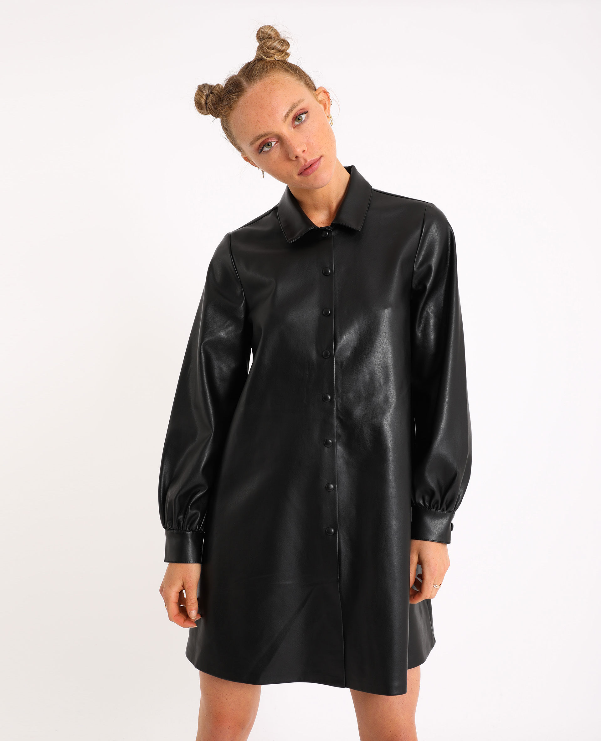 une robe de cuir