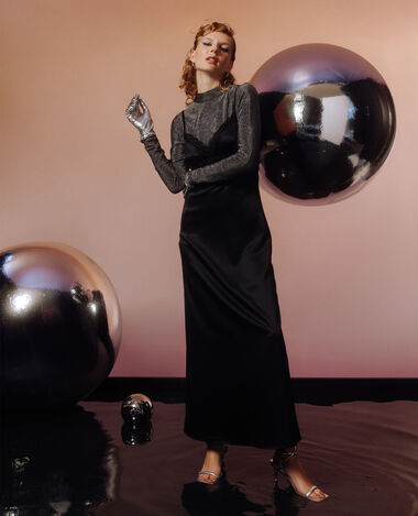 Robe longue en satin avec dentelle noir - Pimkie
