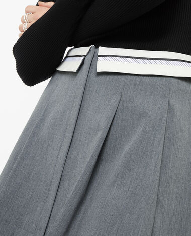 Jupe courte plissée avec ceinture fantaisie gris foncé - Pimkie