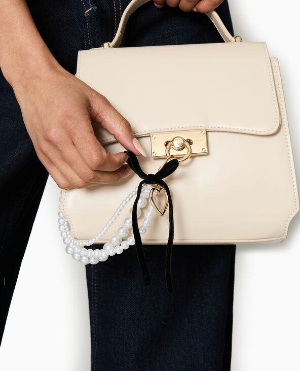 Déco de sac avec perles, cœur et ruban blanc - Pimkie