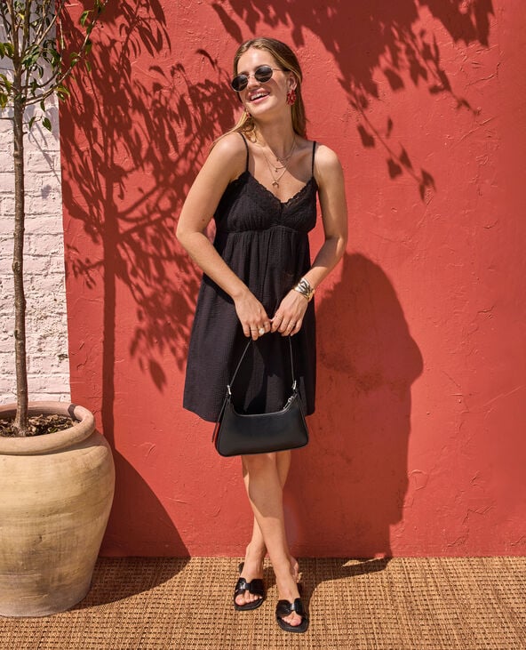 Robe courte en tissu gaufré avec dentelle noir - Pimkie