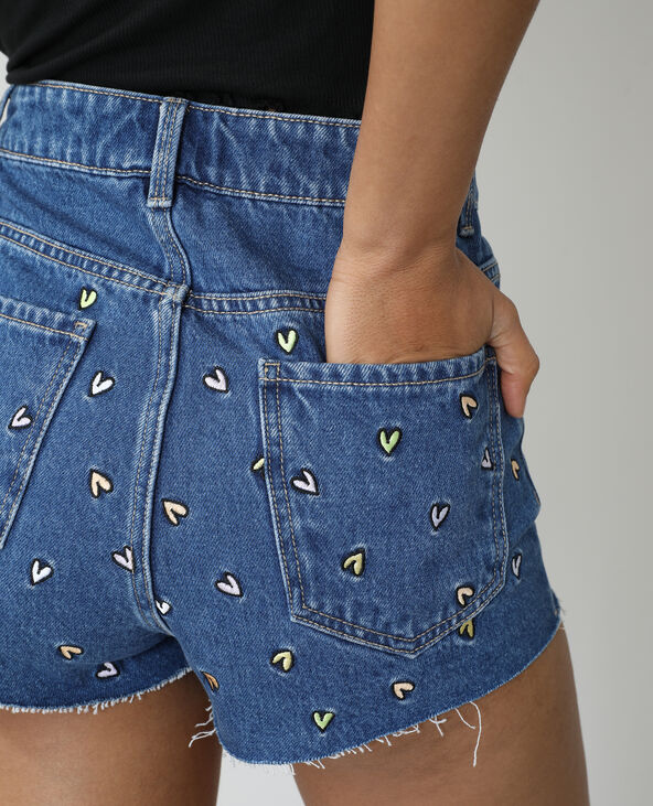 Short en jean high waist avec cœurs brodés bleu - Pimkie