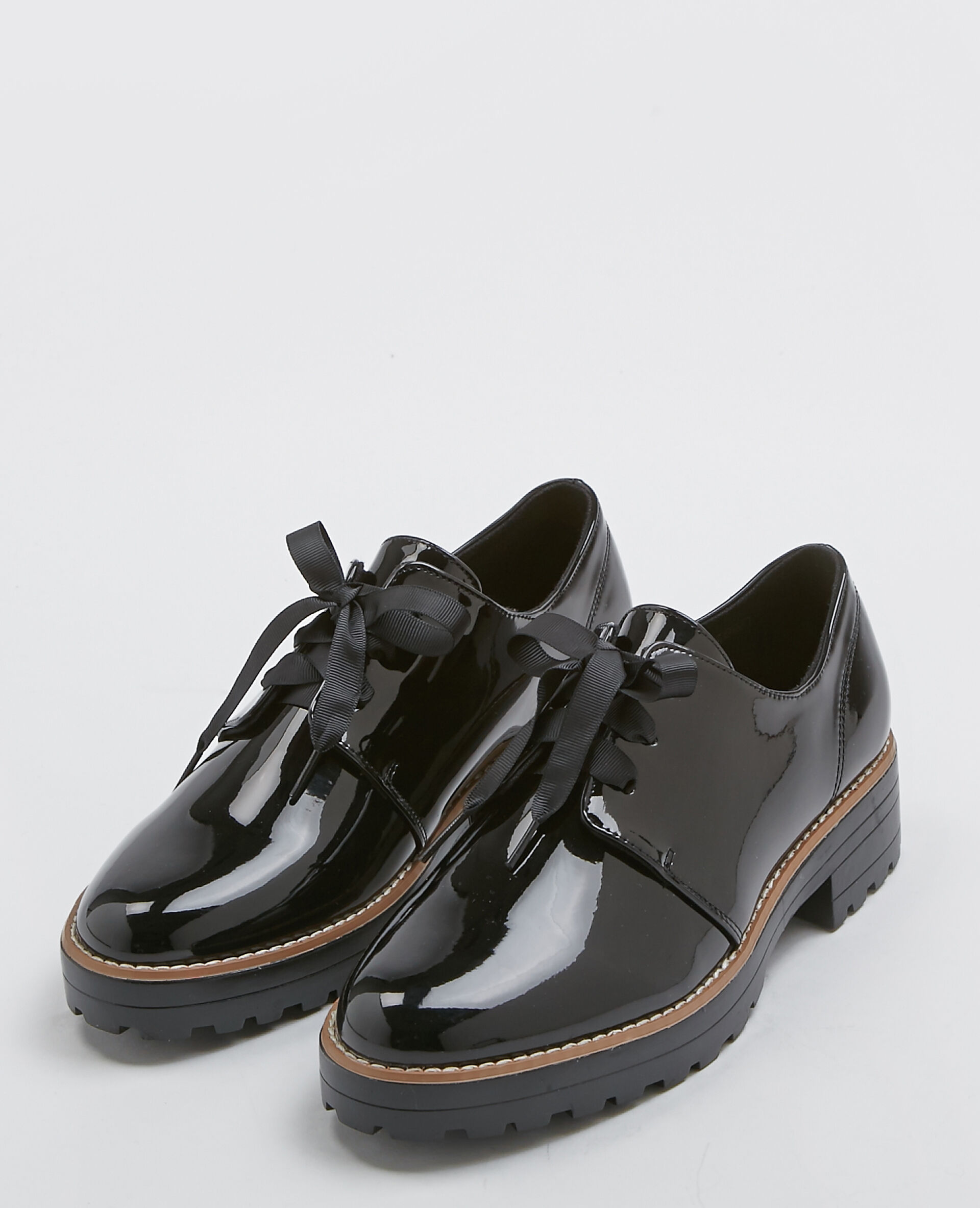 derbies noires vernies