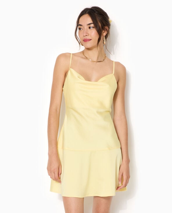 Robe courte en tissu satiné col bénitier jaune - Pimkie