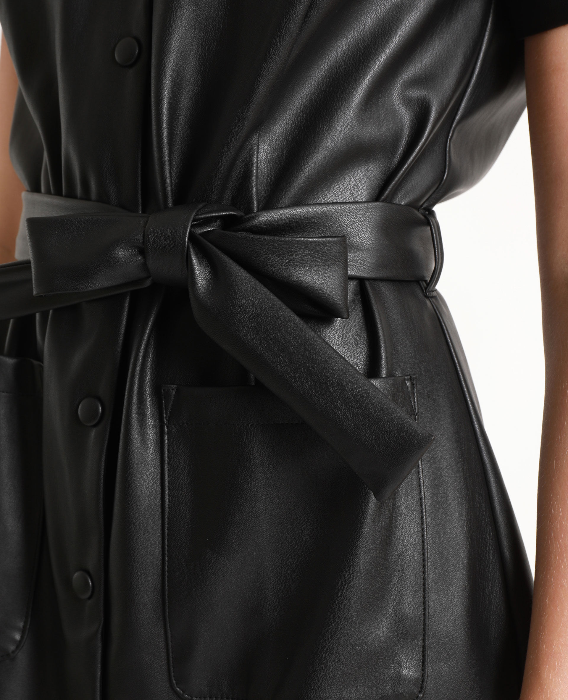 une robe de cuir