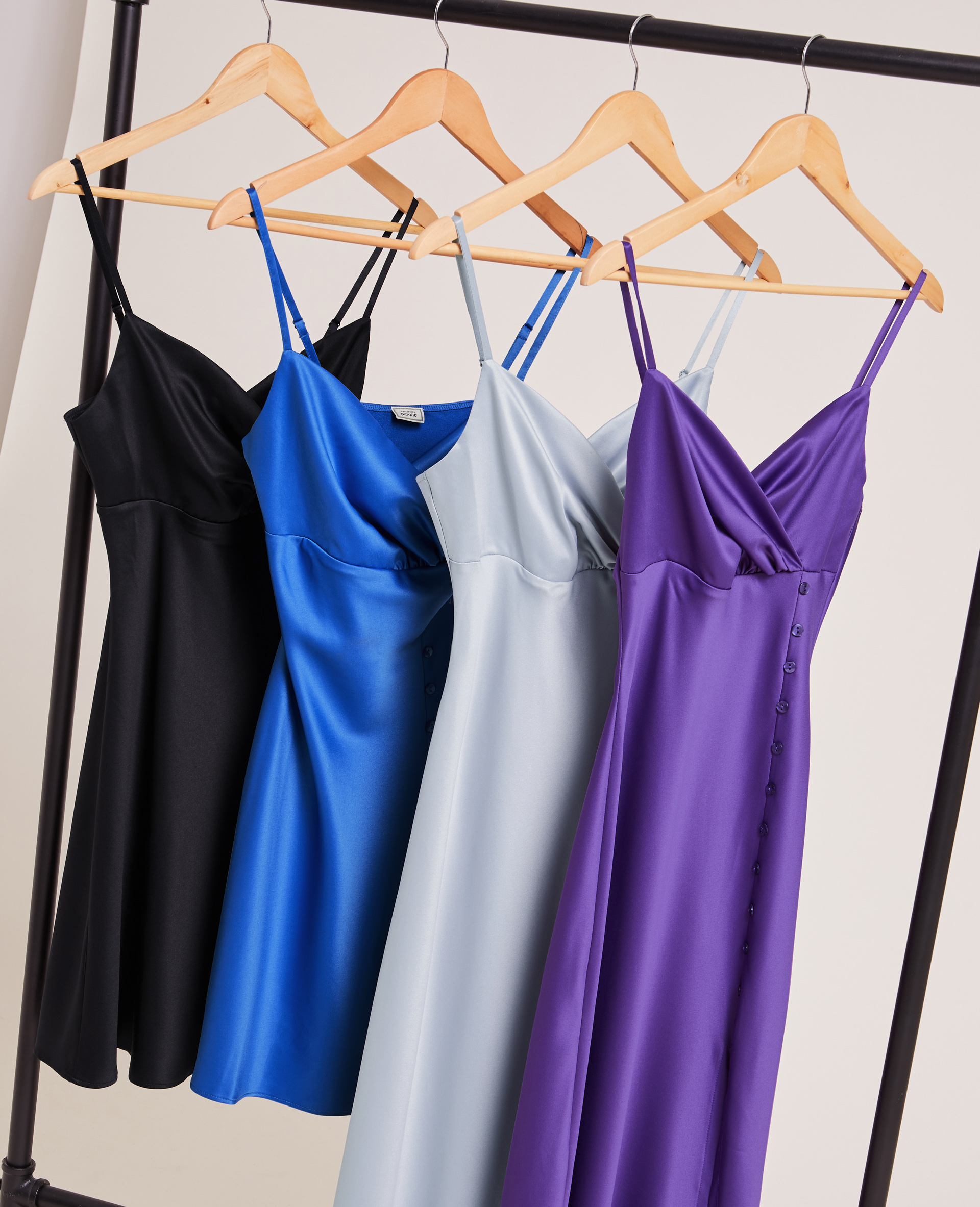 Robe longue cache-cœur en satin gris clair - Pimkie