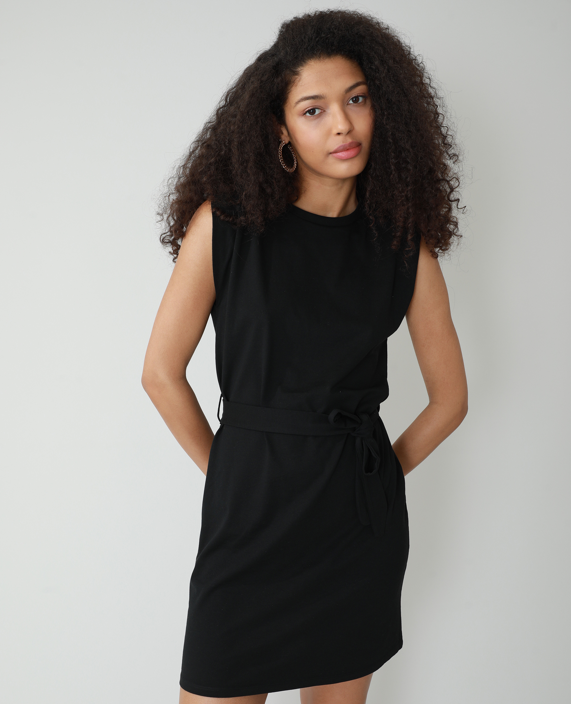 Robe noire epaulette sales
