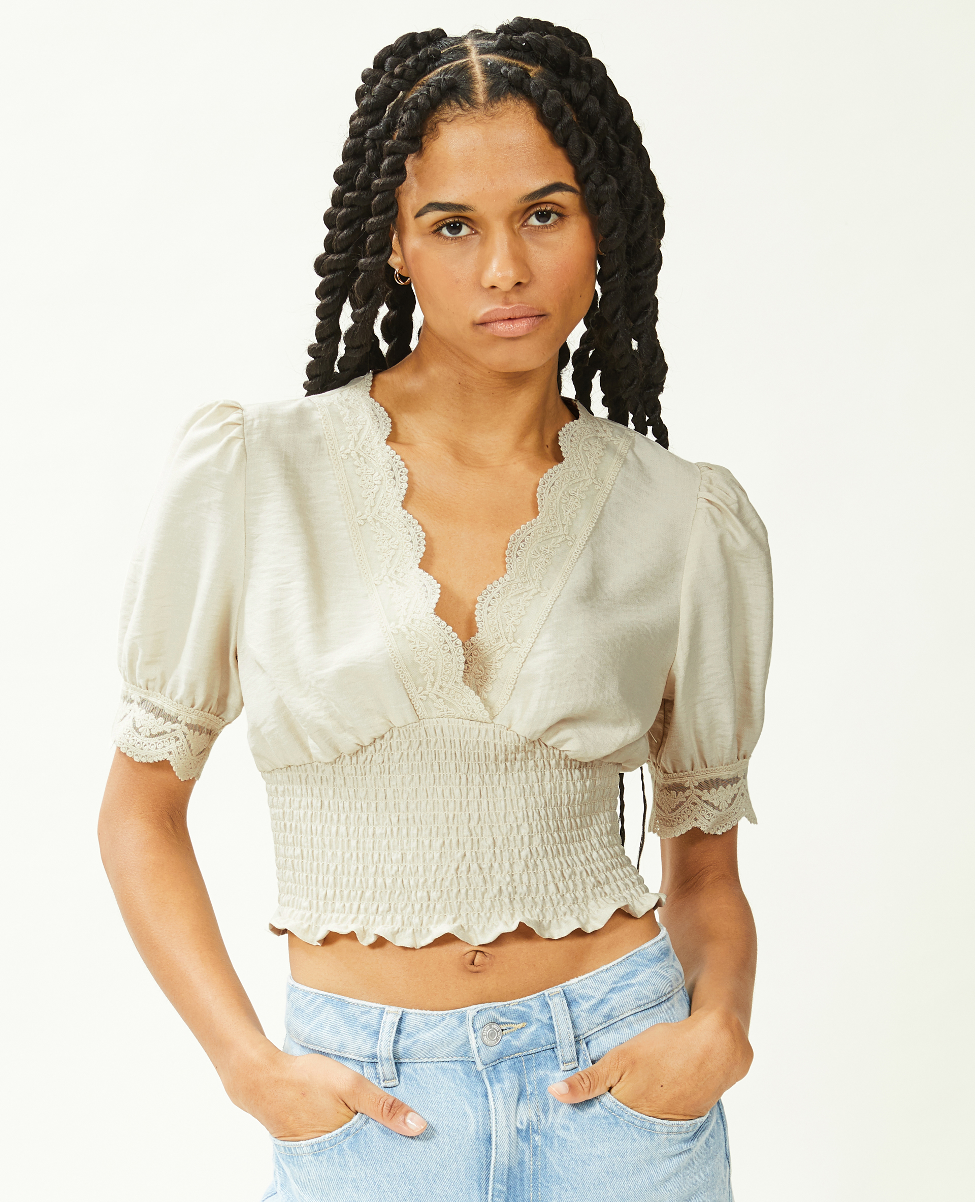 Top court croisé avec dentelle beige - Pimkie