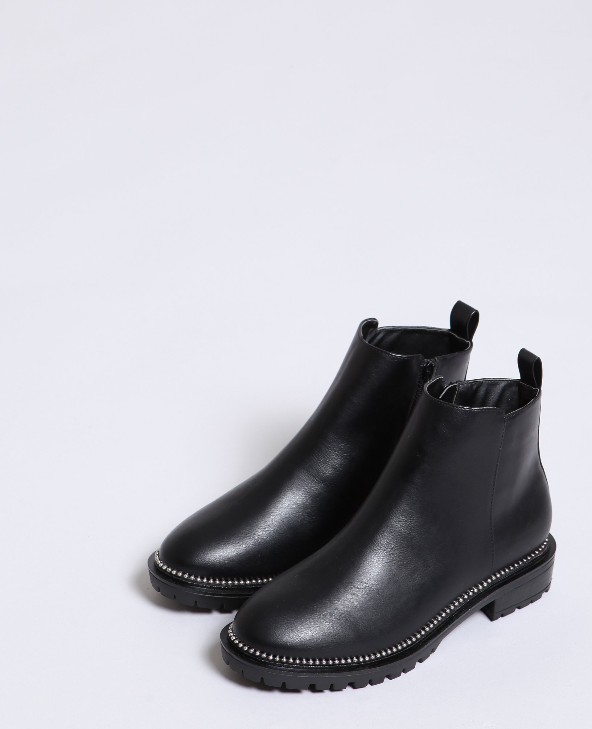 Bottines sales plates cloutées