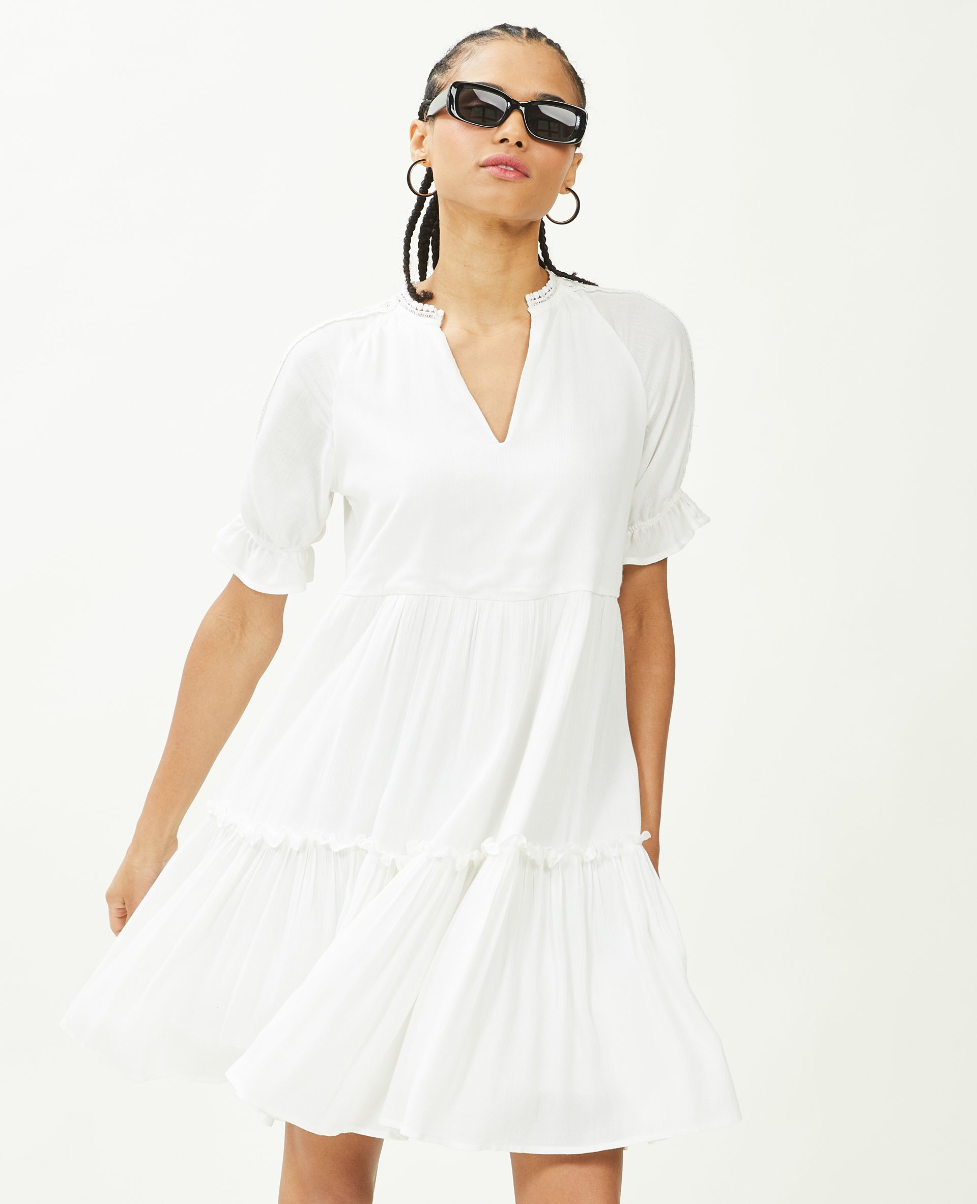 Robe courte avec dentelle et volants blanc cassé - Pimkie
