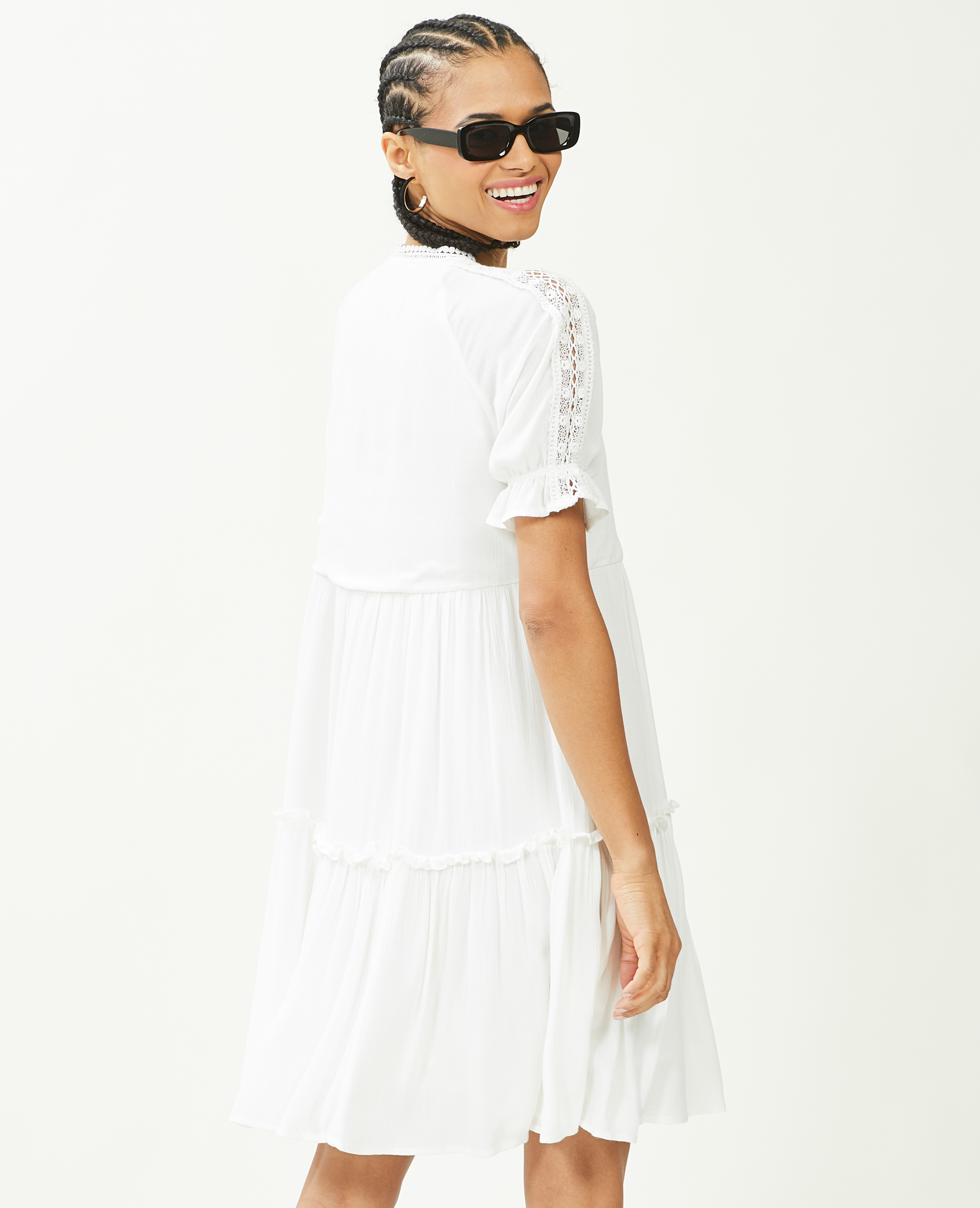 Robe courte avec dentelle et volants blanc cassé - Pimkie