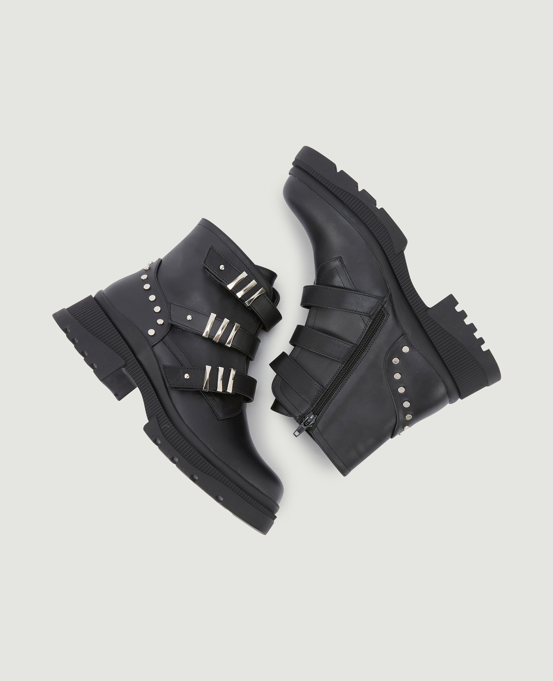 bottines a brides cloutees