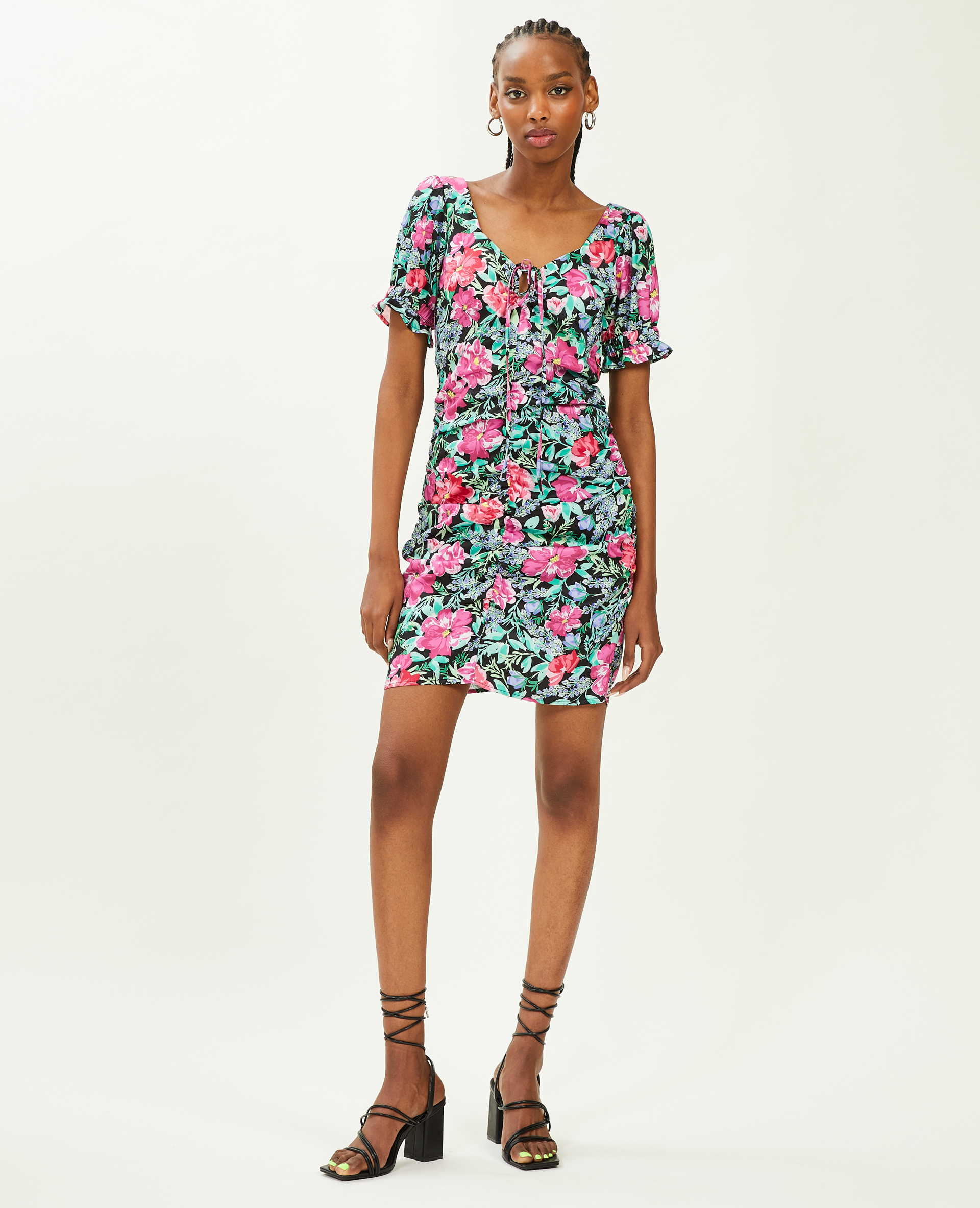 Robe courte en satin avec fronces noir - Pimkie