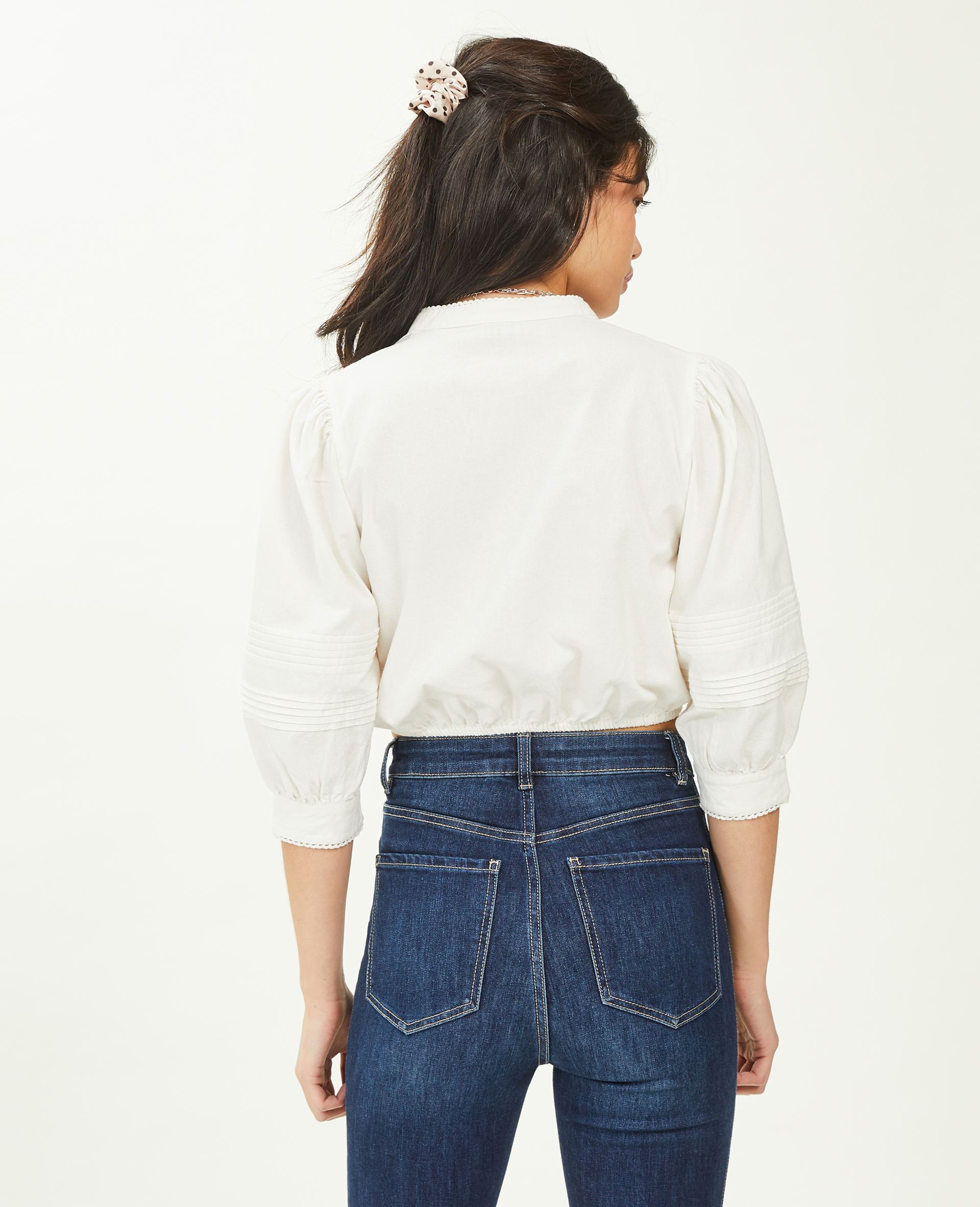 Blouse courte avec petits boutons. blanc - Pimkie