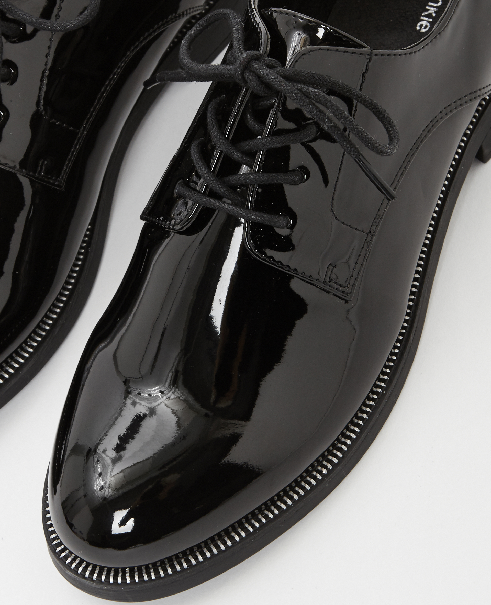 derbies vernies noires