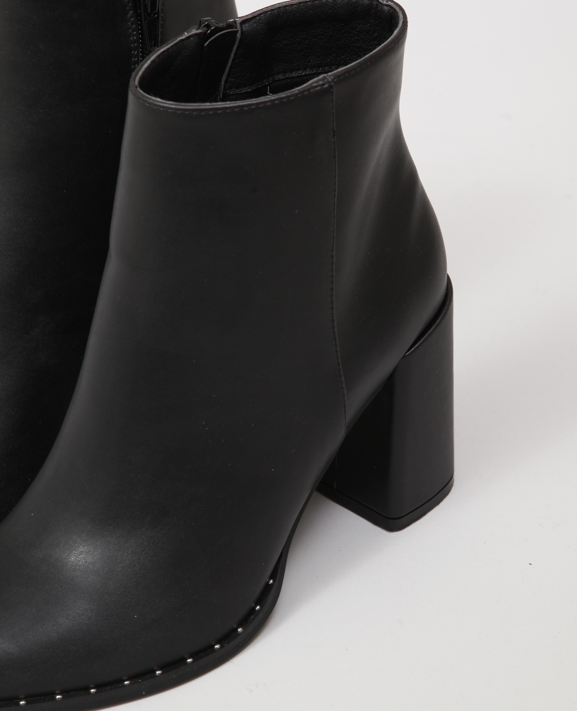 bottes noires pointues