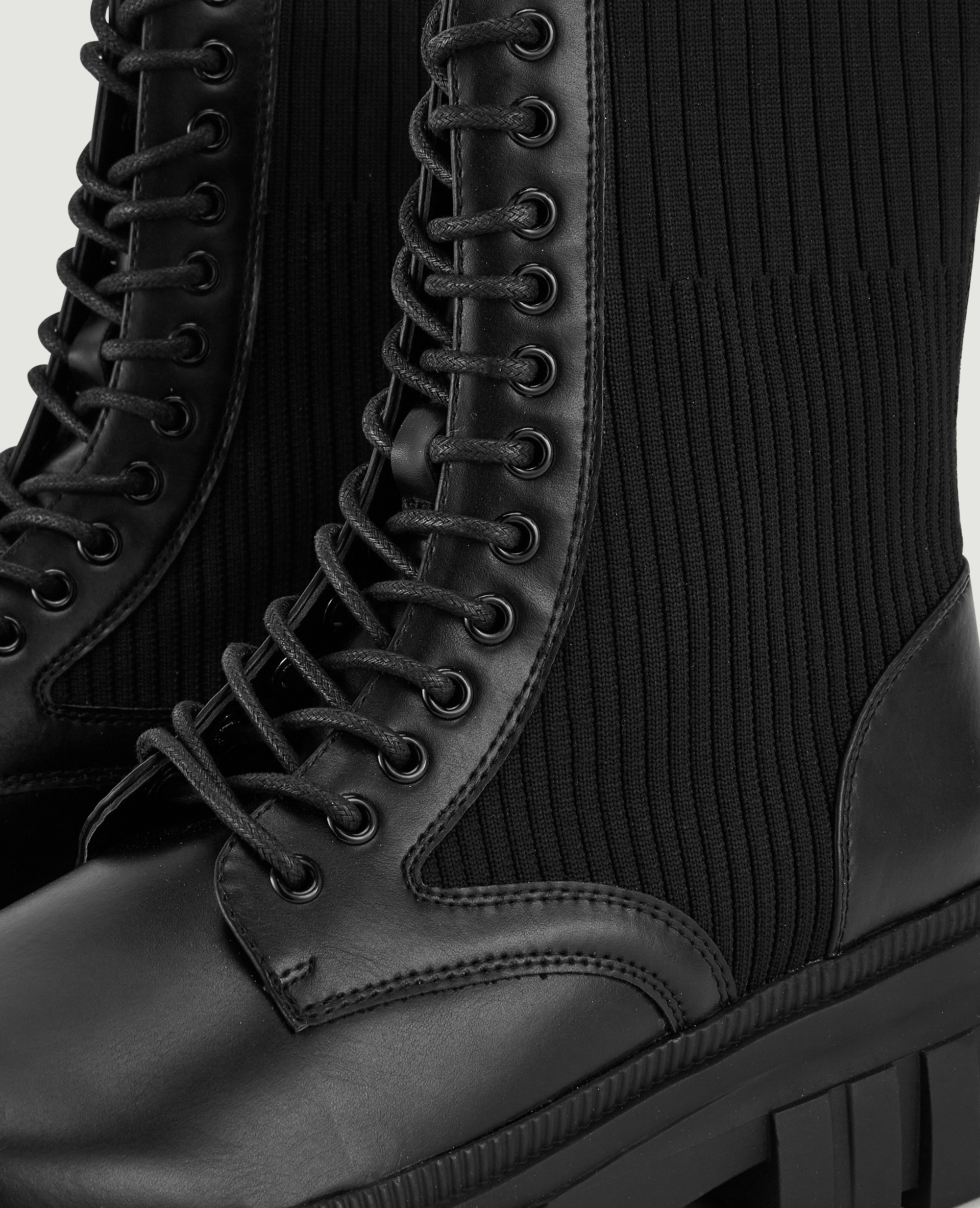 Boots à lacets semelles crantées noir - Pimkie