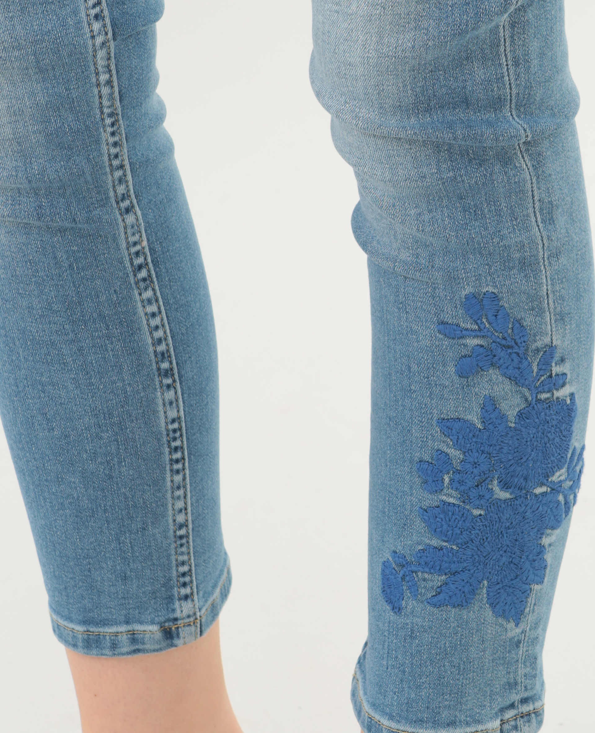 Jean skinny brodé bleu délavé - Pimkie