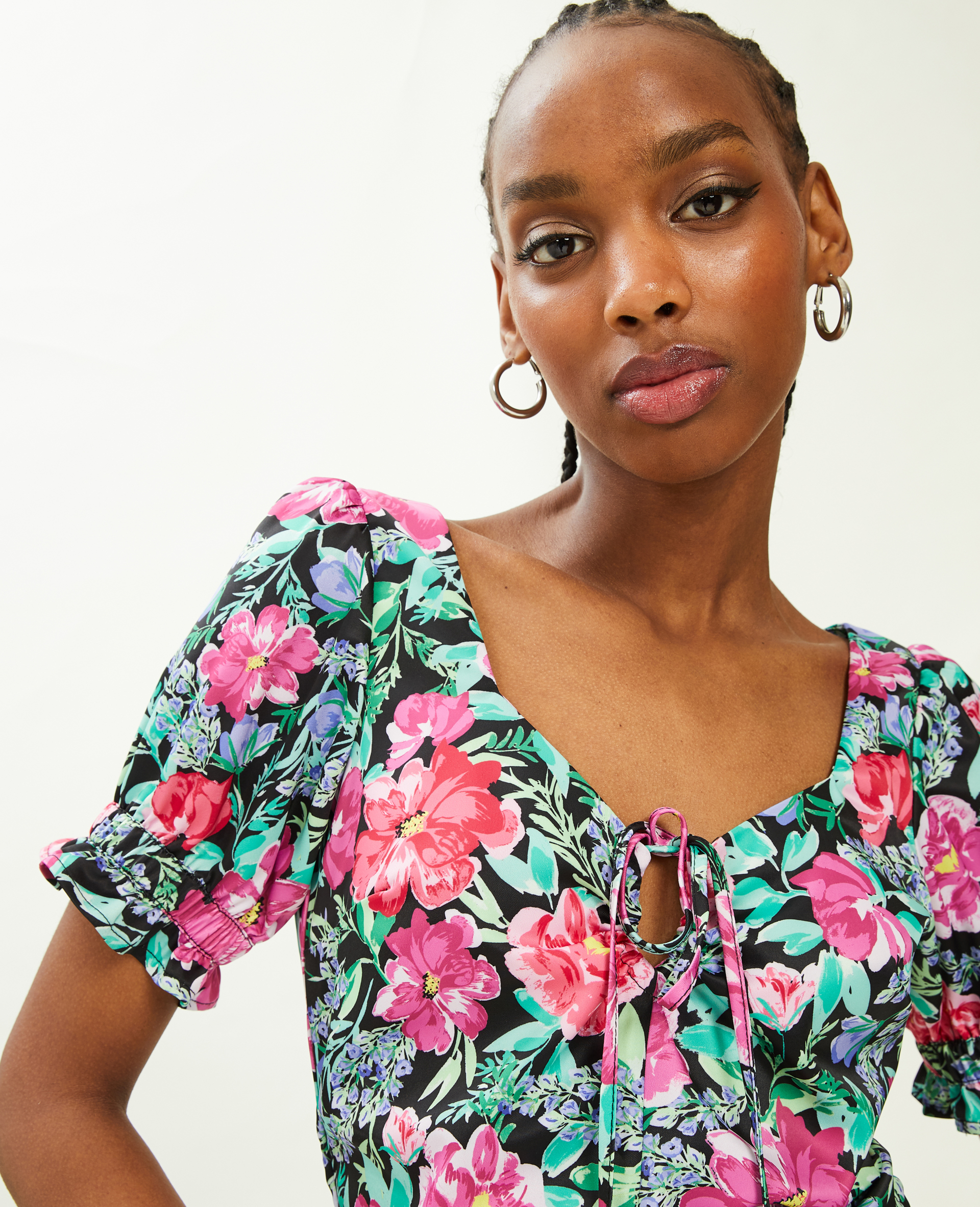 Robe courte en satin avec fronces noir - Pimkie