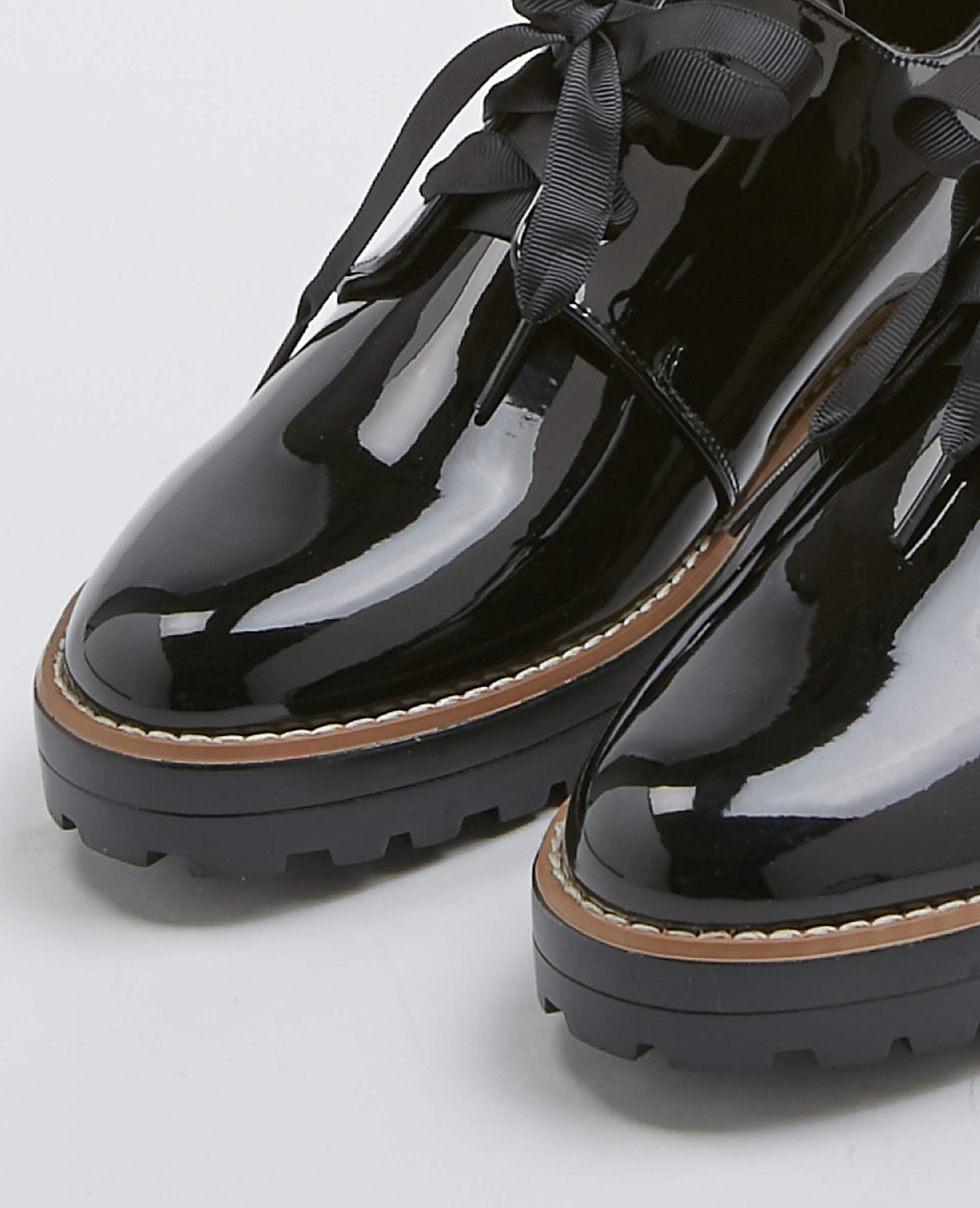 derbies vernies noires