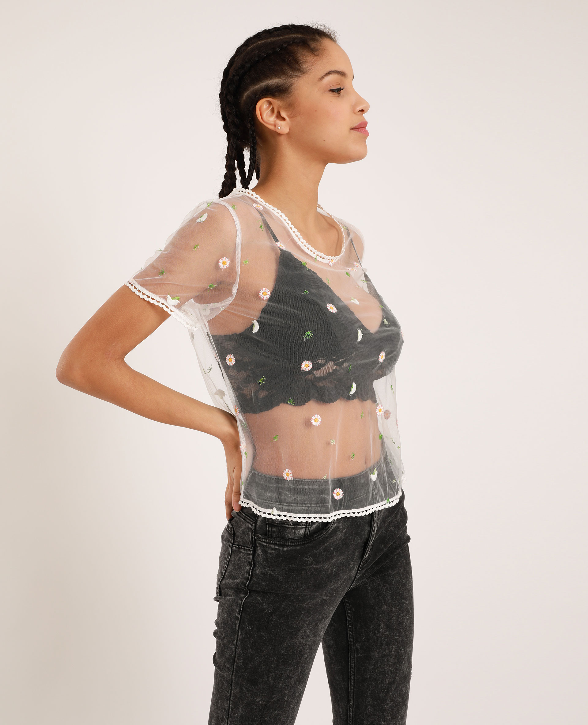 Femme avec tee shirt transparent deals