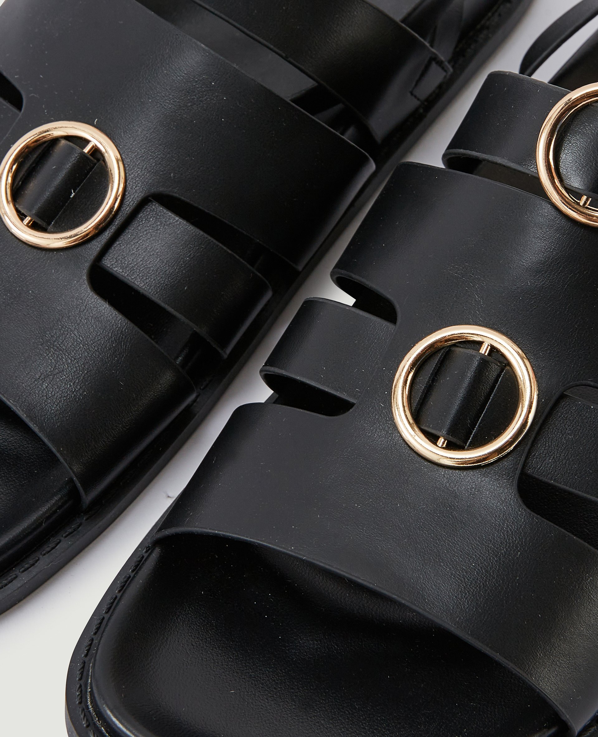 Sandales plates avec anneaux noir - Pimkie