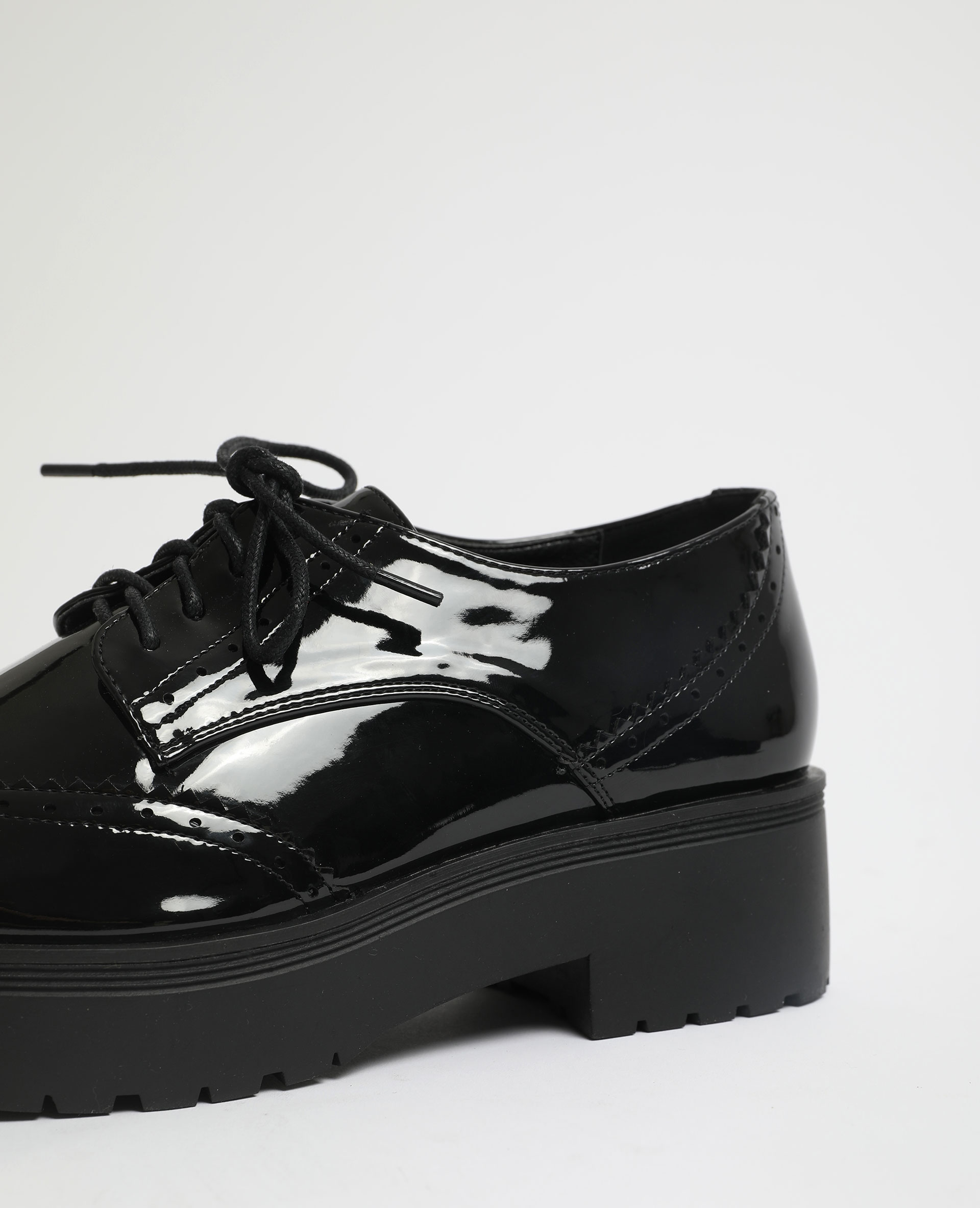 derbies vernies noires