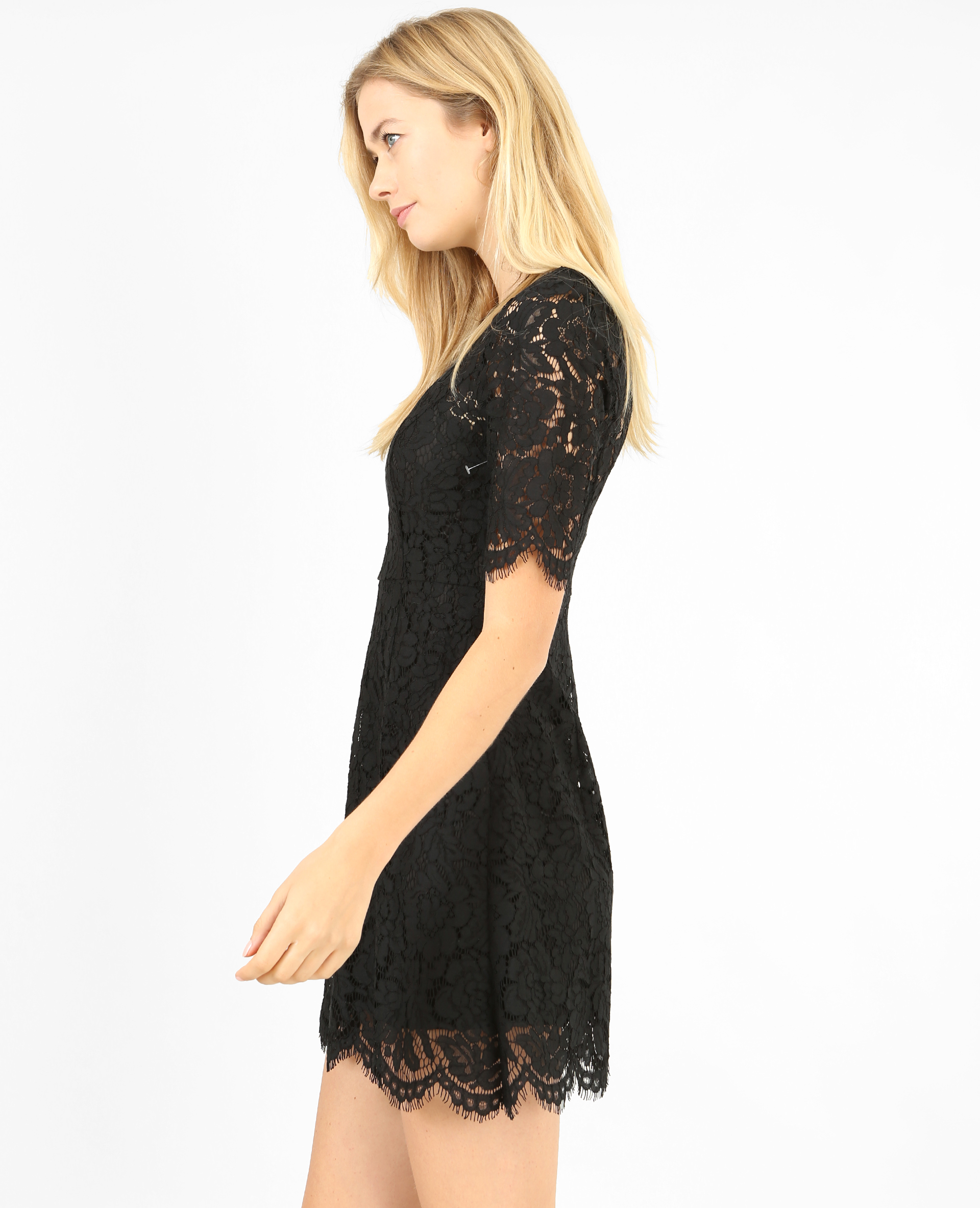 Robe en dentelle noire sales